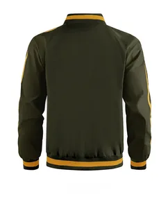 Vista posteriore del bomber verde con polsini a coste a righe gialle e maniche sportive