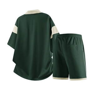 Vue arrière d'un ensemble polo vert foncé avec bordures beiges et poche arrière