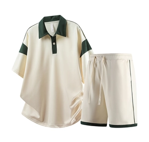 Détail de l'ensemble polo homme montrant le tissu en maille et le col contrasté