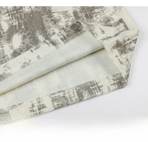 Gros plan sur l'ourlet côtelé gris tie-dye avec coutures doubles de haute qualité