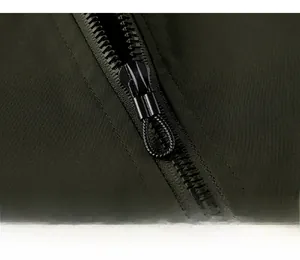 Dettaglio della cerniera nera liscia su pantaloncini sportivi verde oliva scuro
