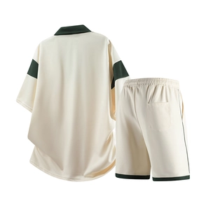 Vue arrière de l'ensemble polo et short pour homme crème avec détails verts