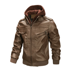 Détail de la veste en similicuir marron avec capuche amovible et fermetures éclair