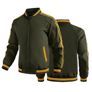 Vista fronte e retro della giacca bomber verde scuro con polsini a righe gialle