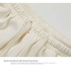 Détail de la taille élastique et du cordon sur ce pantalon décontracté crème avec côtes
