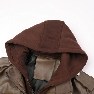 Détail d'une veste en cuir marron avec capuche amovible en tricot et zip métallique