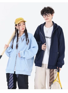 Detailansicht der weiten American Style Oversize Zip-Hoodies mit Rippbündchen und Saum