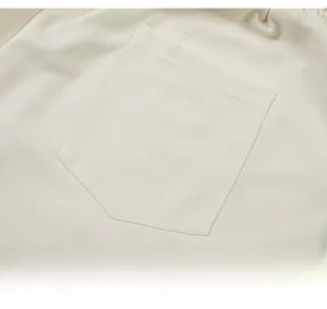 Gros plan du pantalon décontracté beige montrant la texture du tissu et la poche arrière