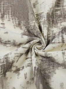T-shirt oversize col en V effet tie-dye crème et gris, maille texturée à motif spirale