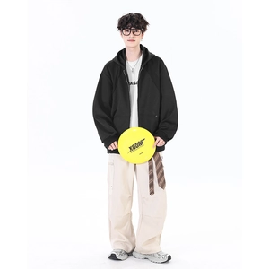 Details von lockerer Kapuzenjacke mit Cargo-Hose mit mehreren Taschen und Turnschuhen