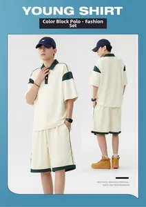 Vue avant et arrière de l'ensemble polo et short ample pour homme en beige et vert contrasté