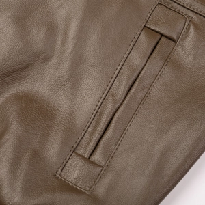 Détail de la poche à double couture sur une veste en cuir marron de qualité pour homme