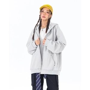 Detail eines hellgrauen Oversize-Hoodie aus schwerer Baumwolle mit Metallreißverschluss