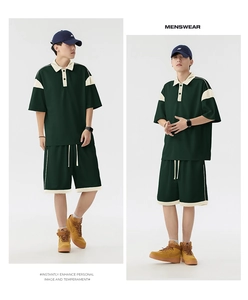 Vue détaillée du polo vert foncé avec col contrasté crème et coutures aux épaules