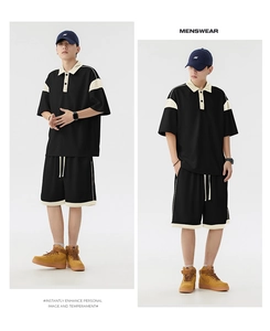 Détail du col polo bicolore et du short à cordon sur cet ensemble de sport homme
