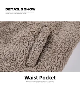 Detailansicht der Hüfttasche bei beigen Sherpa-Fleece-Freizeitshorts mit Texturstoff