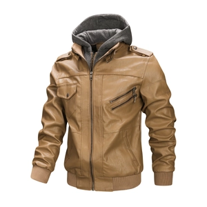 Détail d'une veste en similicuir marron avec capuche amovible en coton gris et épaulettes