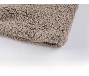 Detailansicht der Saumstruktur und des dicken Sherpa-Fleece-Stoffs der Wintershorts