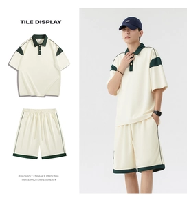 Vue détaillée du set polo beige pour homme avec bordures contrastées vertes au col et manches