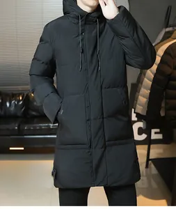Dettaglio del tessuto opaco antivento e cappuccio con coulisse del cappotto invernale uomo