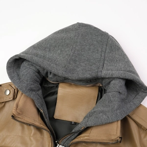 Détail d'une veste en cuir marron avec capuche en tricot gris et fermeture éclair