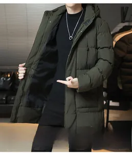 Vista dettagliata del parka spesso da uomo con design trapuntato e cappuccio caldo