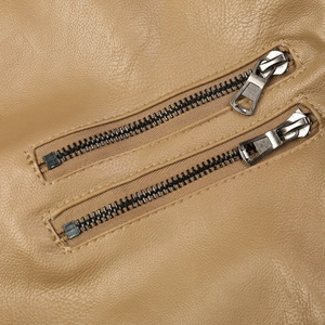 Détail macro du cuir kaki de qualité avec des fermetures éclair métalliques argentées