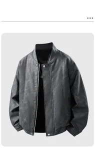 Detalle de chaqueta bomber gris que muestra textura mate, cuello acanalado y cierre doble