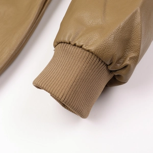 Détail de la manche d'une veste en cuir kaki avec poignets en tricot côtelé élastique