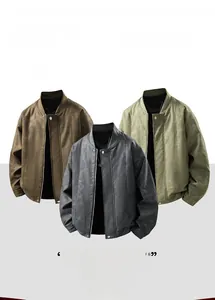 Presentación plana de chaquetas de cuero vintage en colores marrón, oliva y gris oscuro