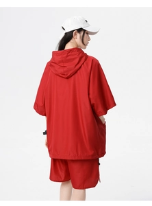 Rear view of red hooded short-sleeve mesh sports set with breathable quick-dry fabric