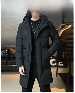 Dettaglio del parka invernale nero da uomo con cappuccio e imbottitura trapuntata