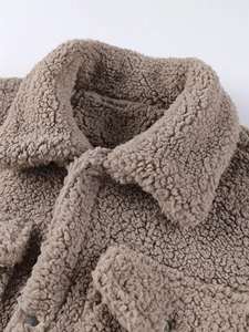 Veste en polaire sherpa épaisse pour homme couleur camel avec col à revers et boutons