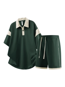 Ensemble polo et short pour homme vert forêt avec détails contrastés crème et coupe décontractée