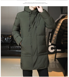 Dettaglio di un parka da uomo verde oliva con cappuccio regolabile e tasche capienti