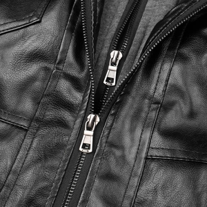 Détail de la veste en cuir noir de haute qualité avec fermeture éclair métallique bidirectionnelle