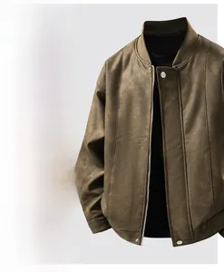 Vista detallada de la chaqueta de cuero sintético marrón estilo americano con cierres metálicos