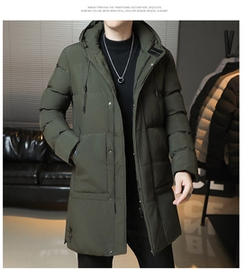 Dettaglio del cappotto invernale verde militare con trapuntatura orizzontale e cappuccio