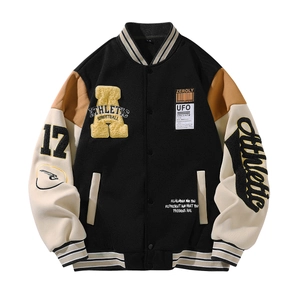 Détail du blouson varsity avec manches contrastées et broderie athlétique de haute qualité