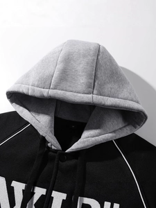 Veste à capuche tricotée pour homme avec panneaux noir et gris et lettrage contrasté