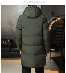Vista posteriore di un parka trapuntato da uomo verde oliva scuro con cappuccio