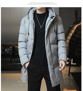 Dettaglio del parka casual da uomo grigio chiaro con trama trapuntata e cappuccio