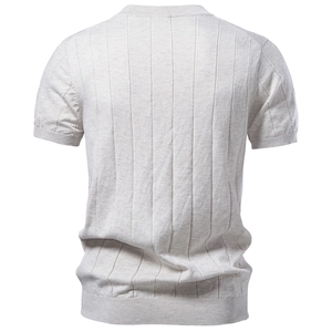 Détails de la maille à rayures verticales sur ce pull à manches courtes en coton pour homme de luxe