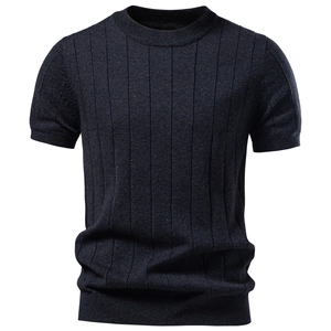 Gros plan sur le t-shirt en maille anthracite pour homme avec texture côtelée fine et col rond
