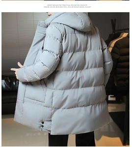 Vista laterale del cappotto trapuntato lungo grigio chiaro da uomo con cappuccio e trapuntatura