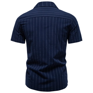 Détail de la texture arrière sur la chemise bleu marine à rayures verticales en coton