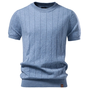 Détail macro du t-shirt en tricot bleu pour homme avec texture côtelée et étiquette cuir
