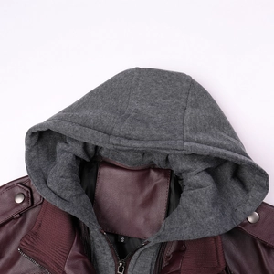 Détail d'une veste en cuir bordeaux avec capuche en tricot gris et fermeture à glissière