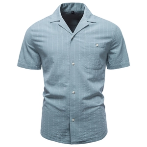 Détail d'une chemise à manches courtes rayée bleu clair avec col camp rétro et texture coton