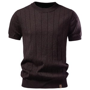 Détail d'un t-shirt en maille de coton marron foncé avec texture côtelée et patch en cuir